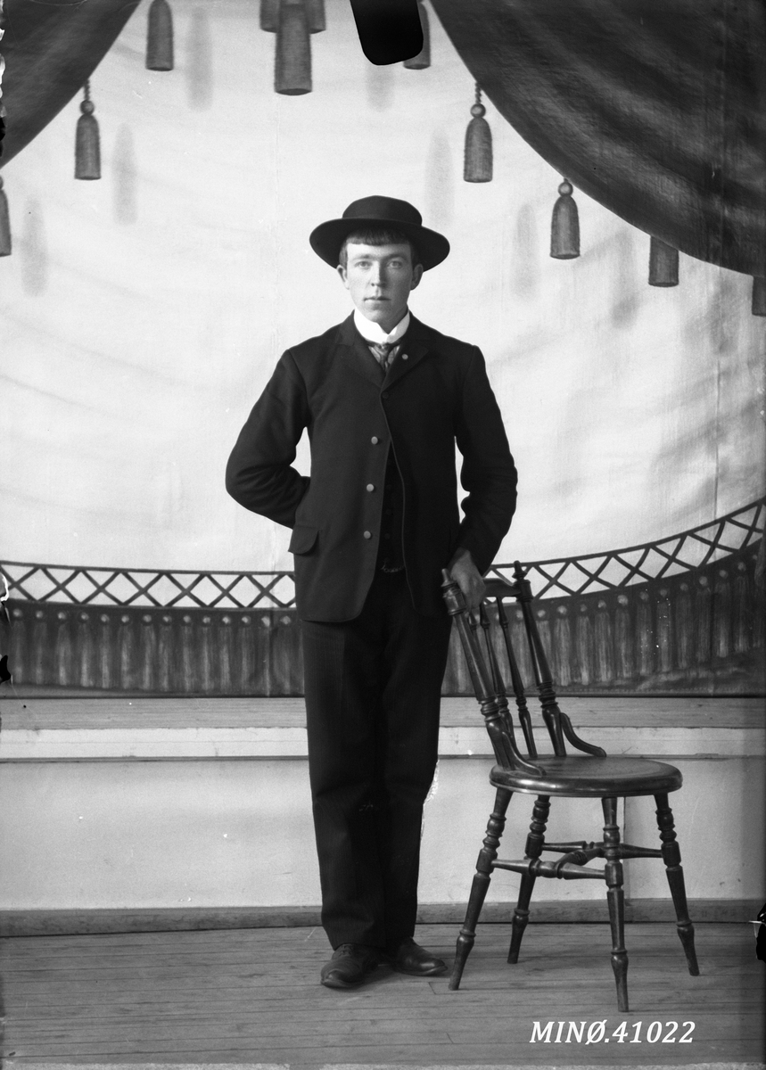 Oscar Holte, Portrett av ung mann med flott hatt -O. Grøntvedt