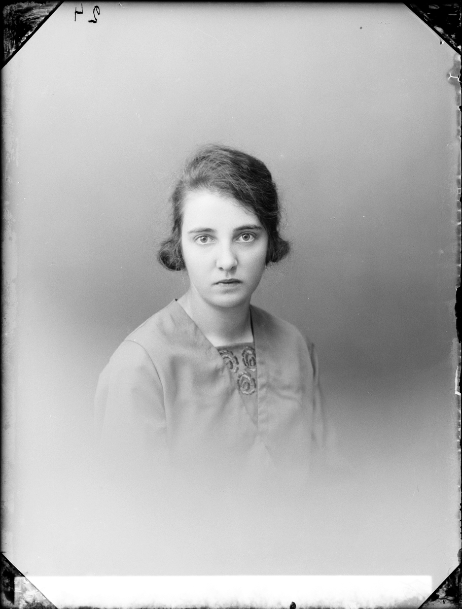 Skötsner-Edhlund, Ateljé Portrait - Dagmar Matsson from Lundsvedja, Uppland