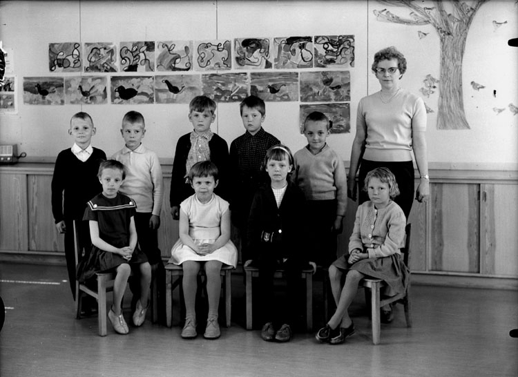 Sven Lindskog, Lillåstrand School, classroom interior, 9 schoolchildren with teacher Miss Ulla Löwengren. Class 1g, Hall 7.