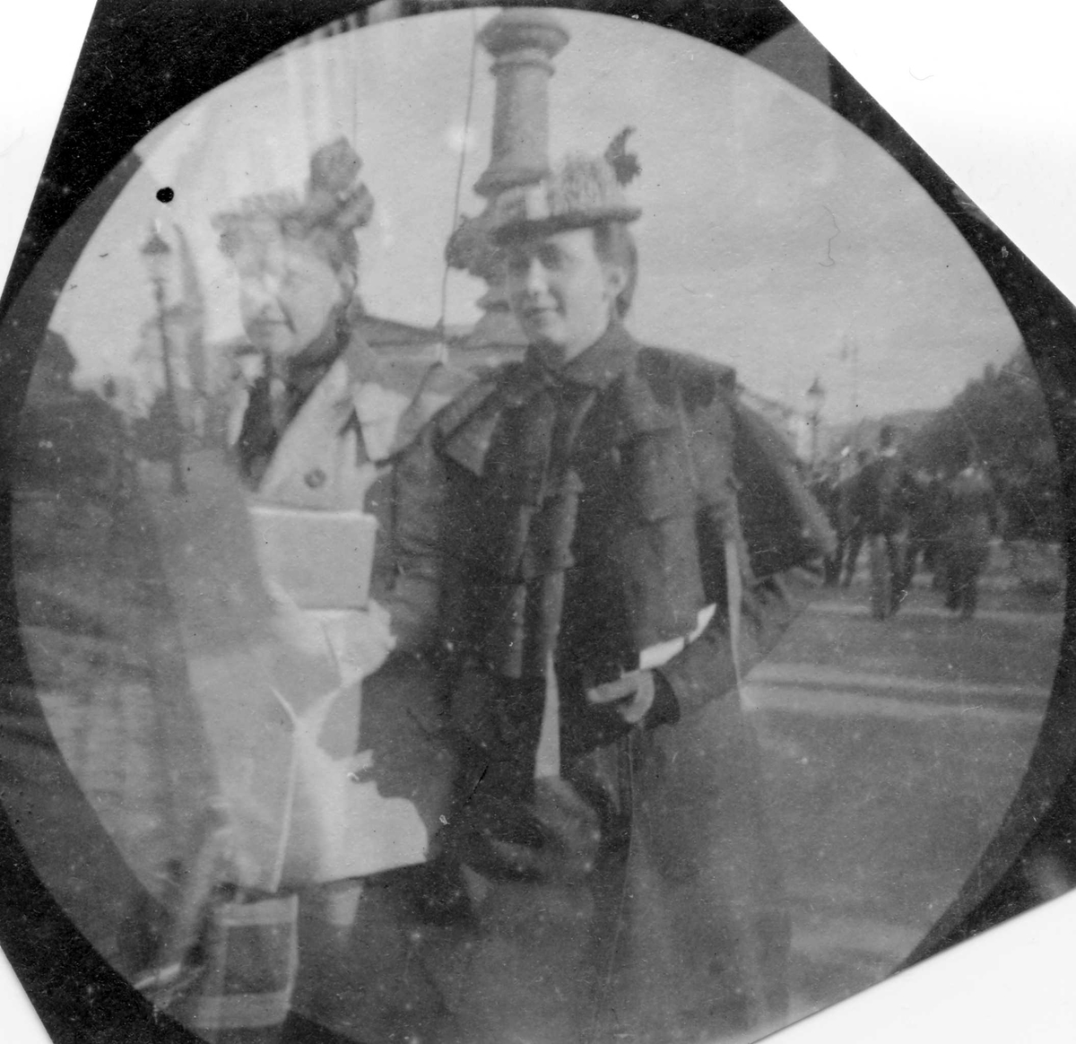 Fredrik Carl Mülertz Størmer, Frk. Mimmi Just og frk.Solveig Berg krysser bygate.