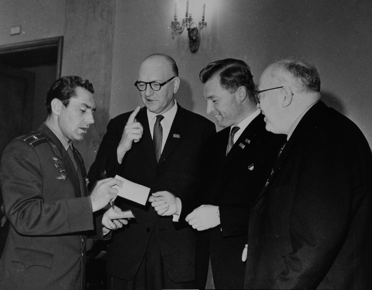 Anno Domkirkeodden, EMIL LØVLIEN NR 2 FRA VENSTRE, FORMANN I NORGES KOMMUNISTISKE PARTI, I MOSKVA PÅ DEN 22. KOMMUNISTKONGRESS, HER I MØTE MED ROMFARER TITOV, DE ANDRE: LEIF HAMMERSTAD OG JØRGEN VOGT