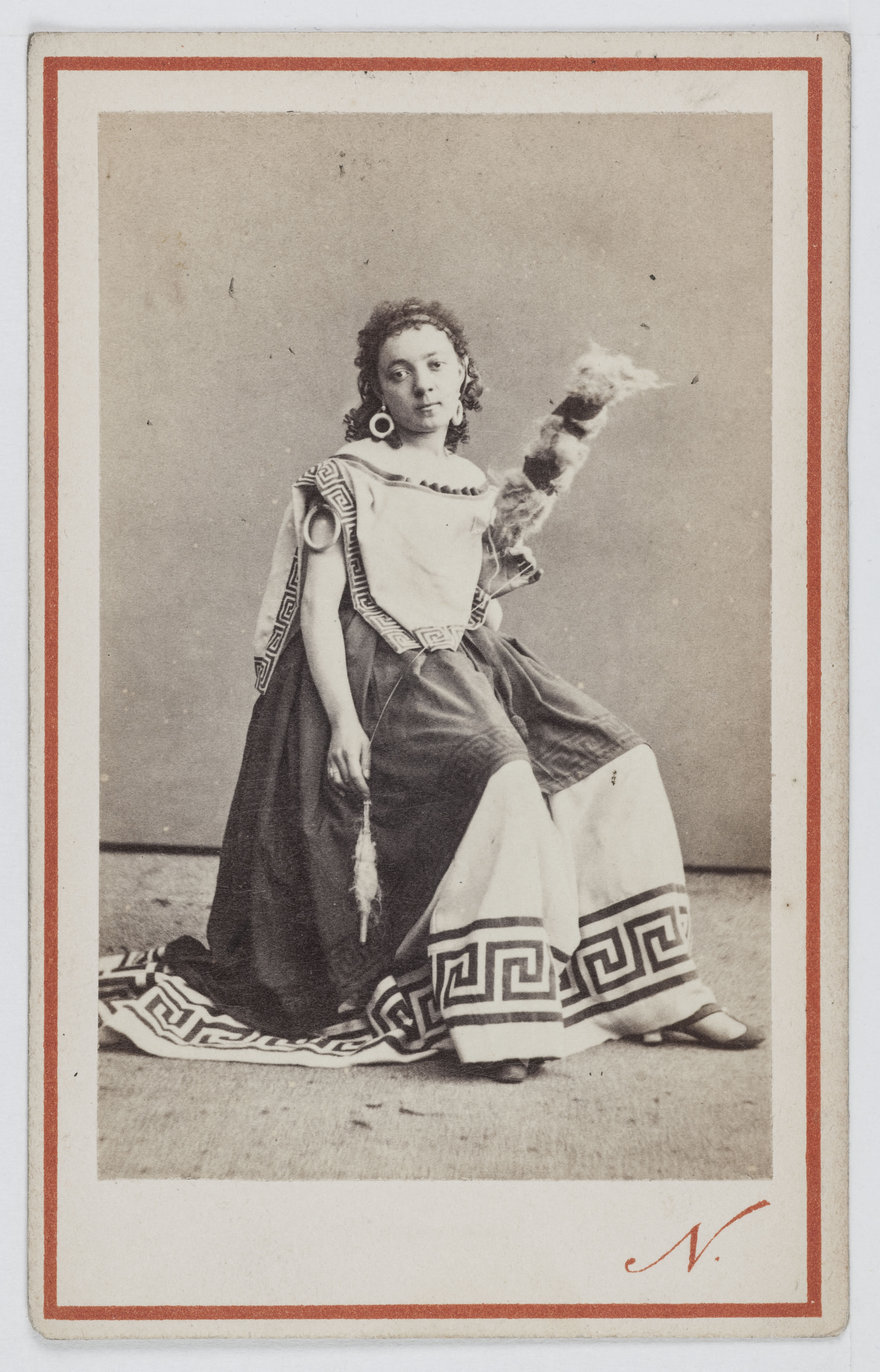 Atelier Nadar, Portrait de Mademoiselle Goret, dite Mademoiselle Silly, sœur de Delval et actrice au Théâtre des Variétés en 1869 et au Théâtre de la Porte Saint Martin.