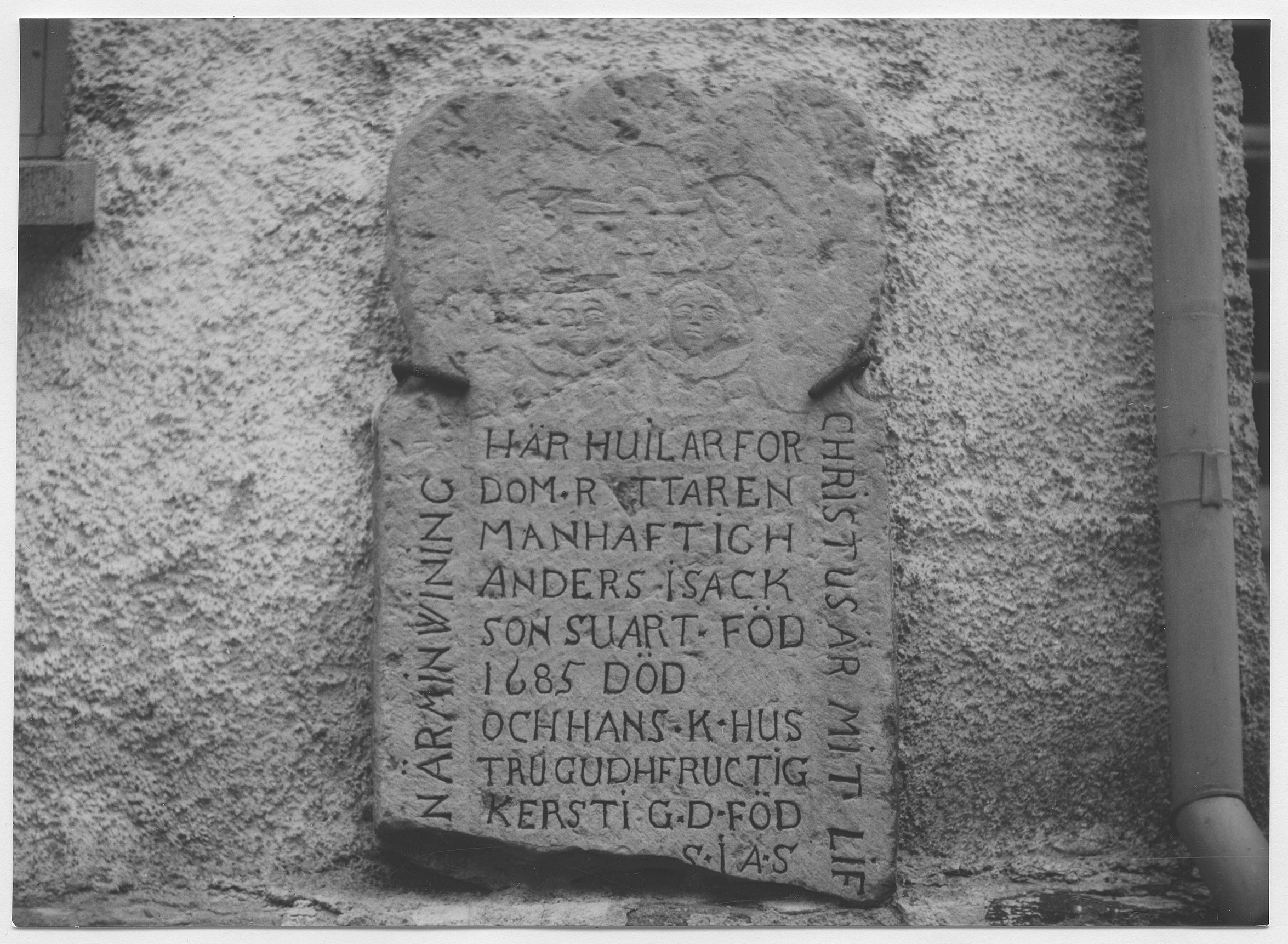 Mårten Sjöbeck, Börstigs kyrka, på sakristians vägg uppsatta 1600-talsgravstenar