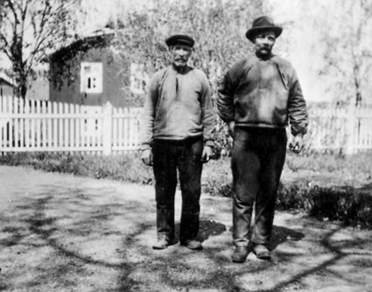 Anno Domkirkeodden, GRUPPE: 2 GARDSARBEIDERE, GAMLEKARA, FRA VENSTRE: PER BORTOVER, EDVARD ELVERHØI, HOV, TANGEN,