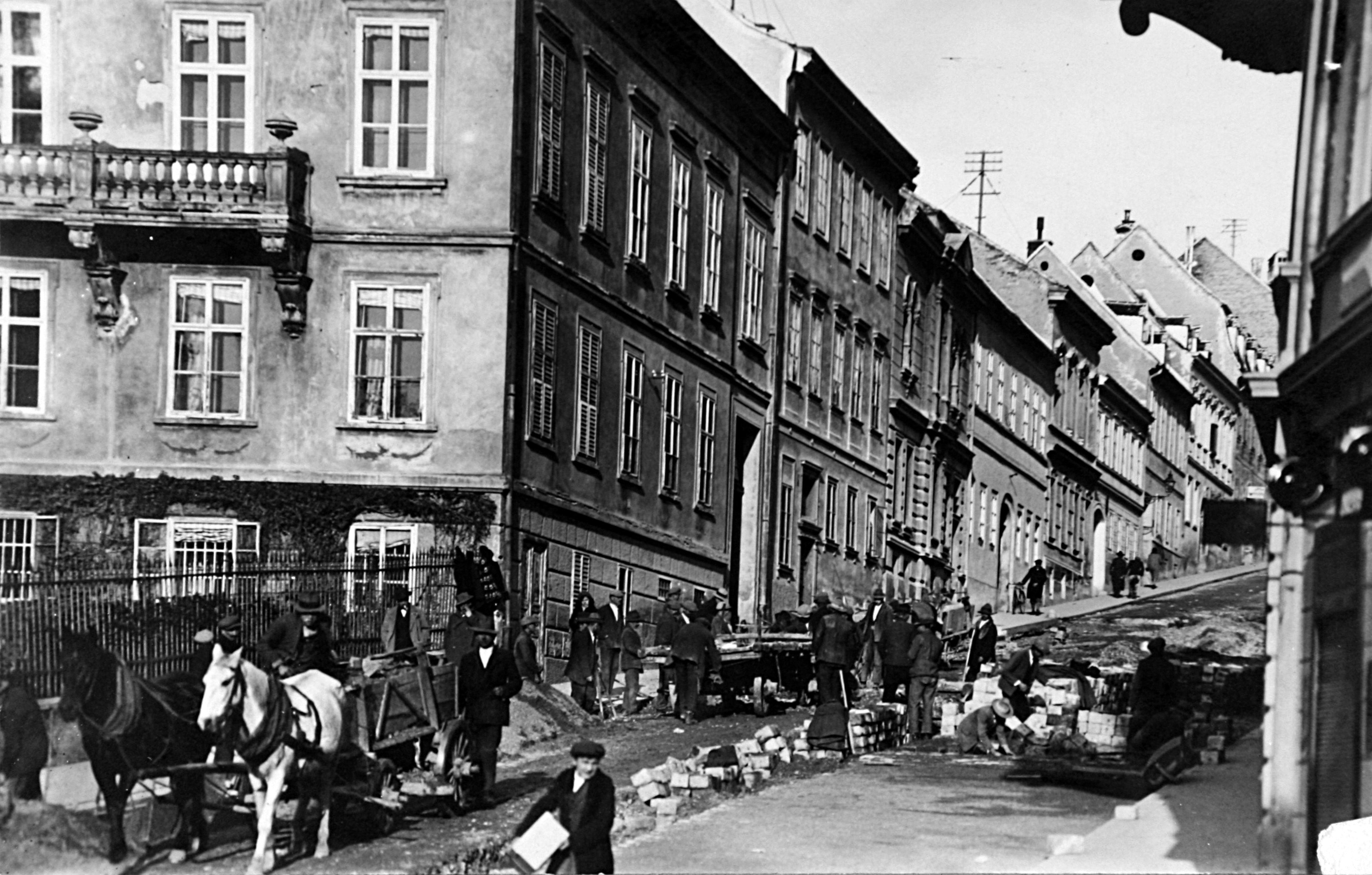 Vladimir Horvat, Zagreb (Mesnička ulica) - Popločavanje ulice