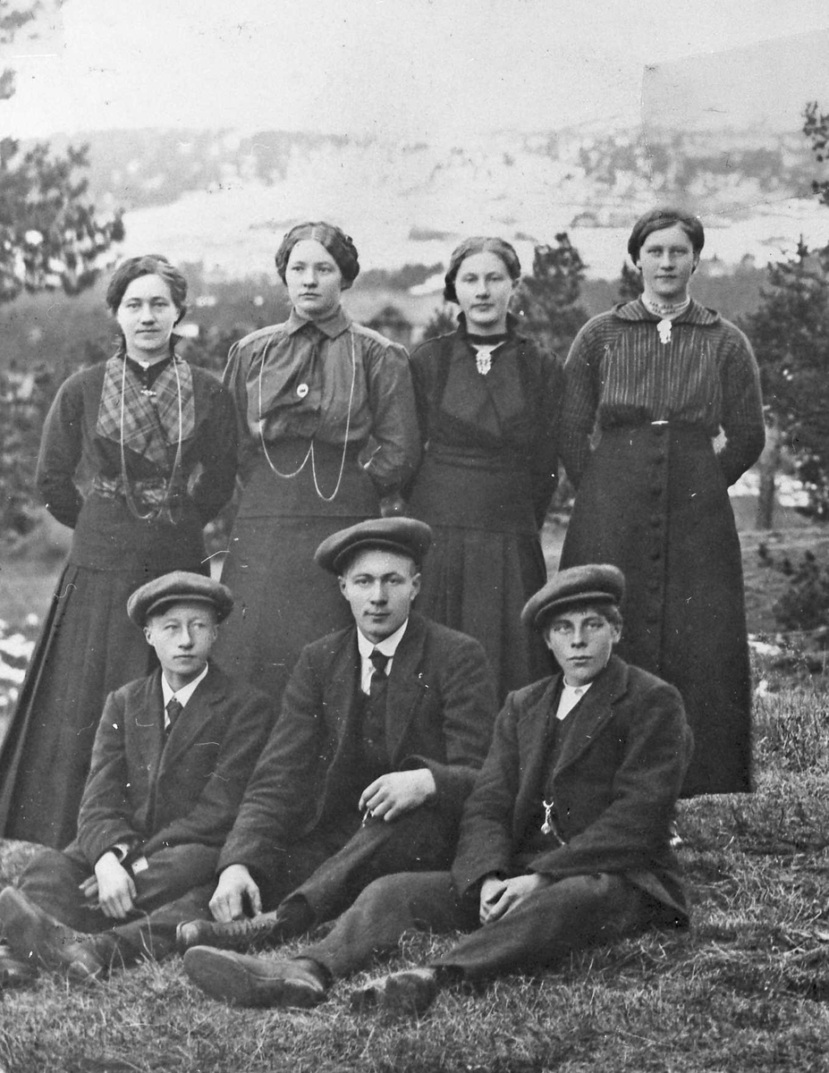 Alexander Bredstrøm Ansberg, Gruppebilde, personer, klær, naturforhold.