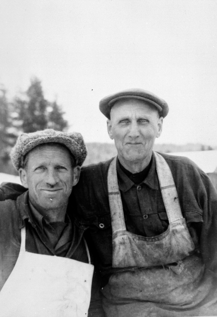 Anno Domkirkeodden, 2 sagbruksarbeidere på Buvika sag, Næroset, Ringsaker. Erling Bye og Jørgen Olsen.