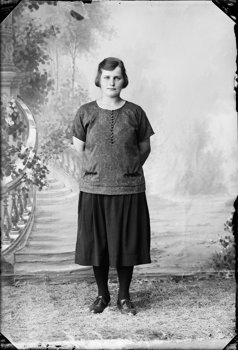 Skötsner-Edhlund, Ateljéporträtt - Elma Pettersson från Ingvasta, Ekeby socken, Uppland 1925