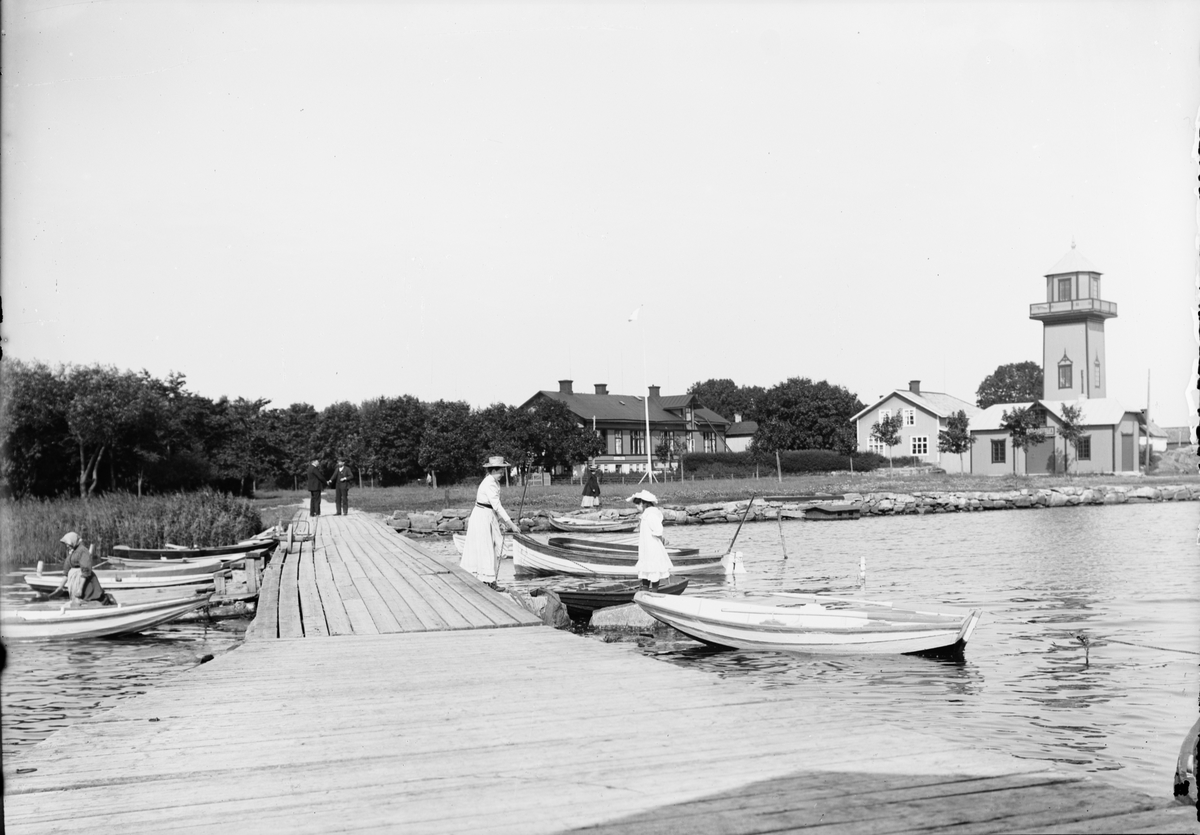 Skötsner-Edhlund, "Från klappbryggan mot lasarettet och brandstationen", Östhammar, Uppland 1910