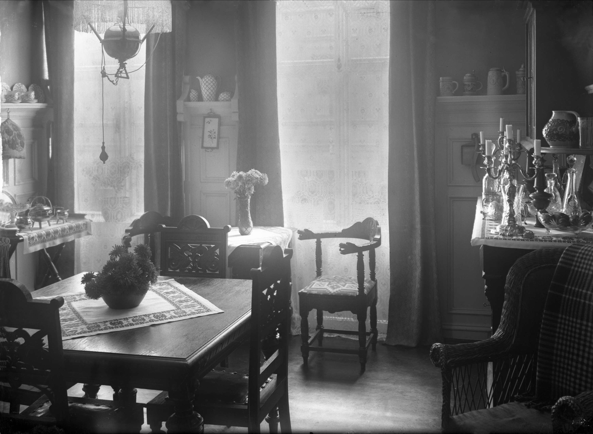 Gustav Borgen, Stueinteriør, murmester Paul Kristensens værelse.