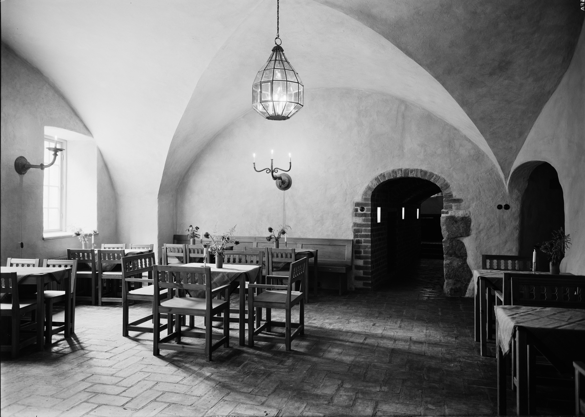 Paul Sandberg, Restaurang Domtrappkällaren, S:t Eriks gränd, Uppsala. Interiör september 1939