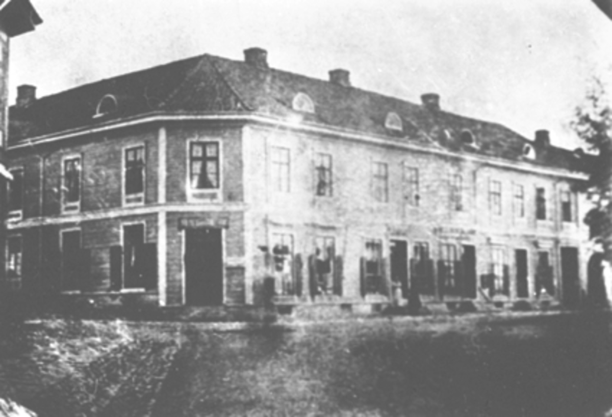 Anno Domkirkeodden, EKSTERIØR FLAGSTADGÅRDEN, SUNDVE-GÅRDEN FØR BRANNEN I 1918.