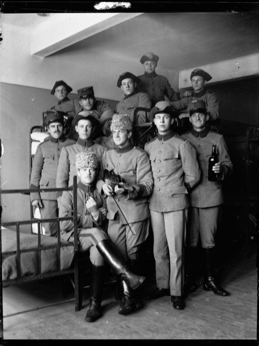 Skötsner-Edhlund, Grupporträtt av män i uniform, Sverige