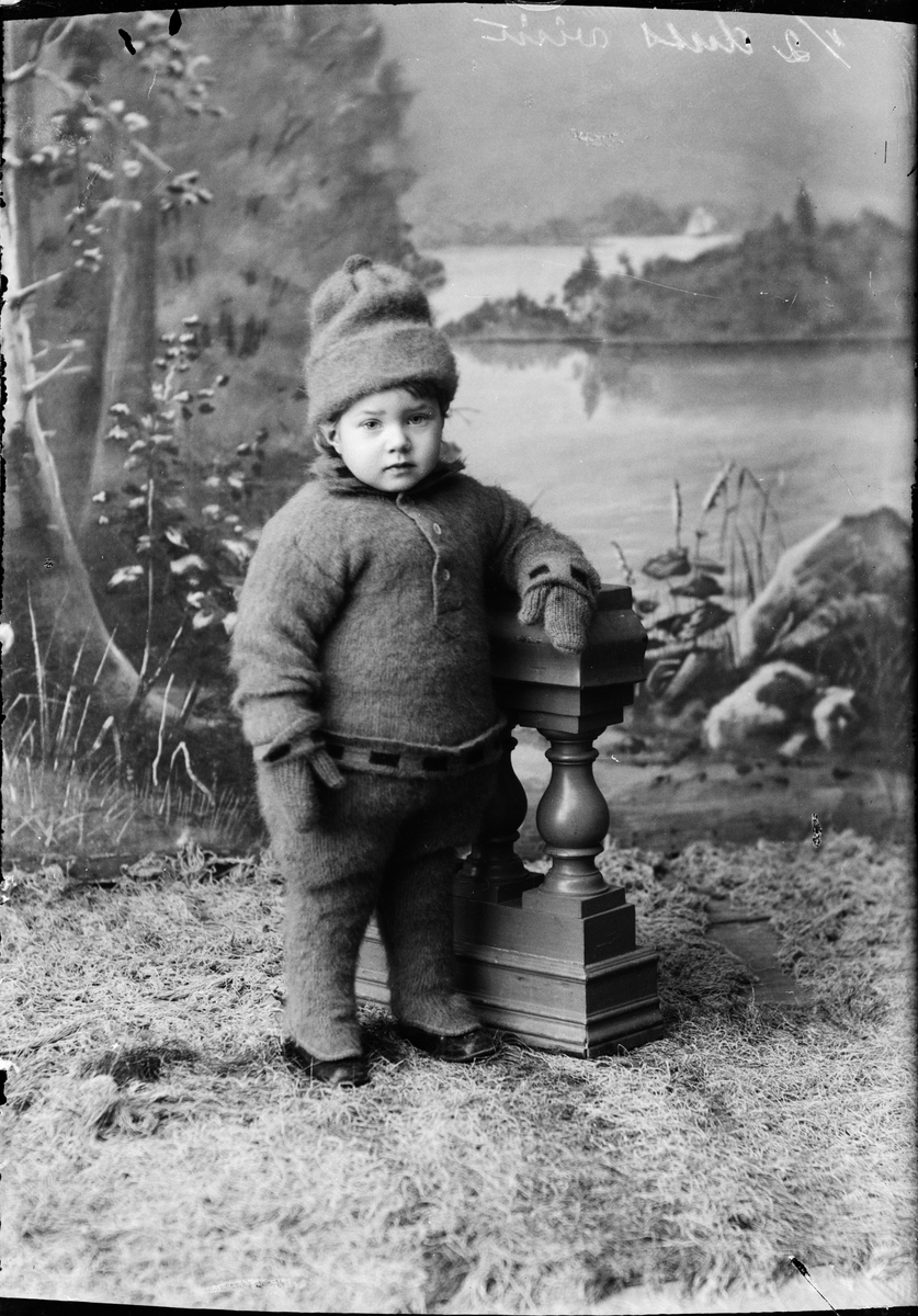 Skötsner-Edhlund, Ateljé portrait - little child dressed in outerwear, Östhammar, Uppland