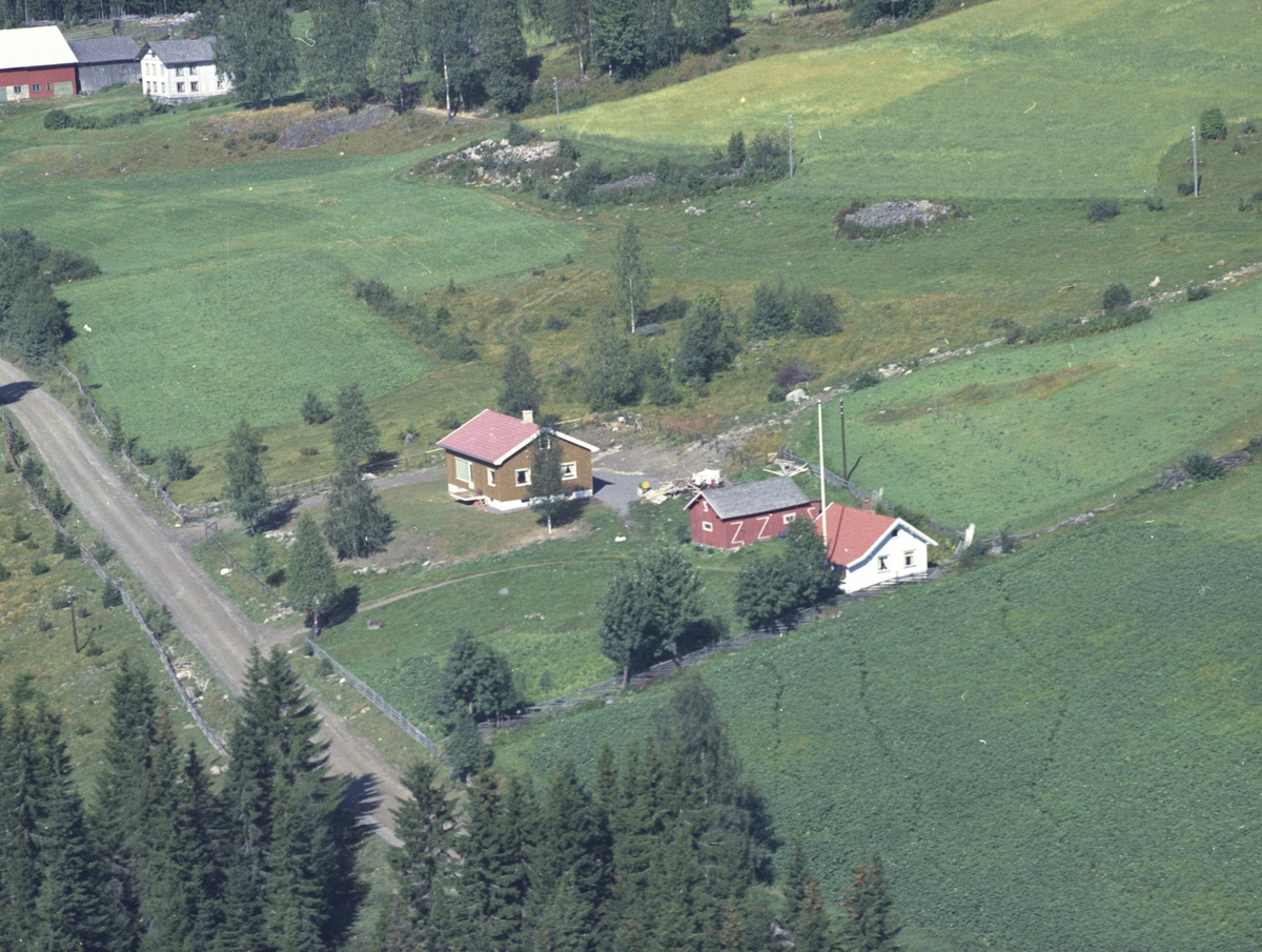 Widerøes Flyveselskap A/S, Flyfoto, Åsmarka, Ringsaker. I bakrunden ser vi øvre Haugsveen. Neste er Soli, bygd i 1965, så Rogne, bygd i 1941. Revet i 1972. Bygd nytt i 1973.