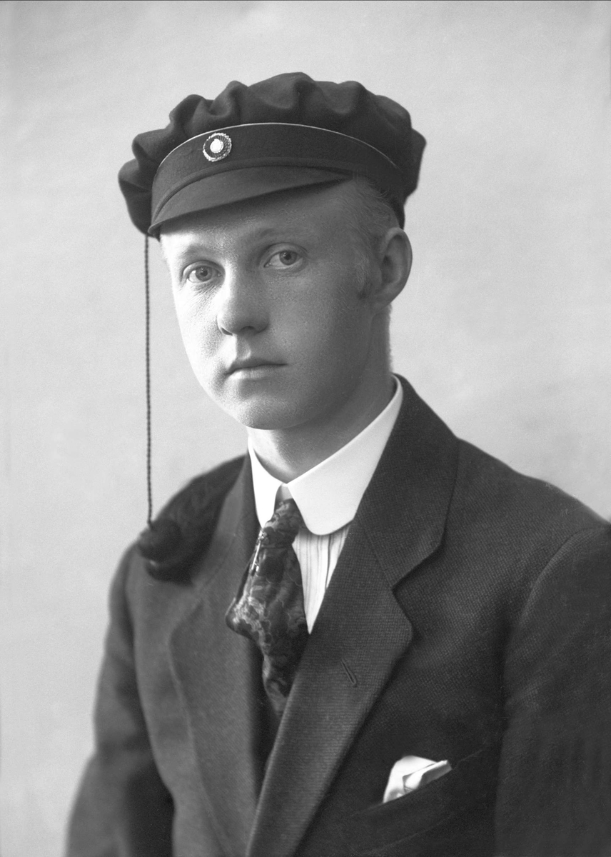 Gustav Borgen, Portrett, mann med studentlue. Erik Sundby.