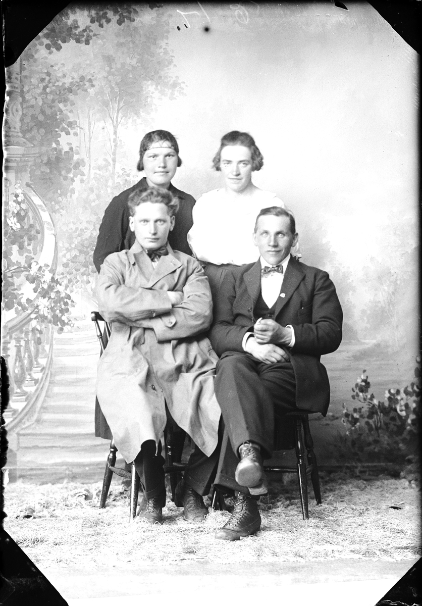 Skötsner-Edhlund, Ateljéporträtt - två män och två kvinnor, Uppland, 1923