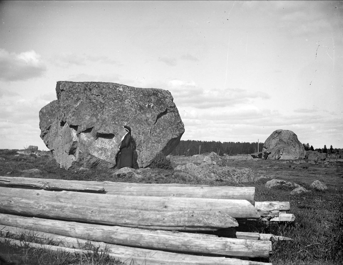 August Fredrik Schagerström, Woman at moving block in Säva, Balingsta parish, Uppland, May 1912