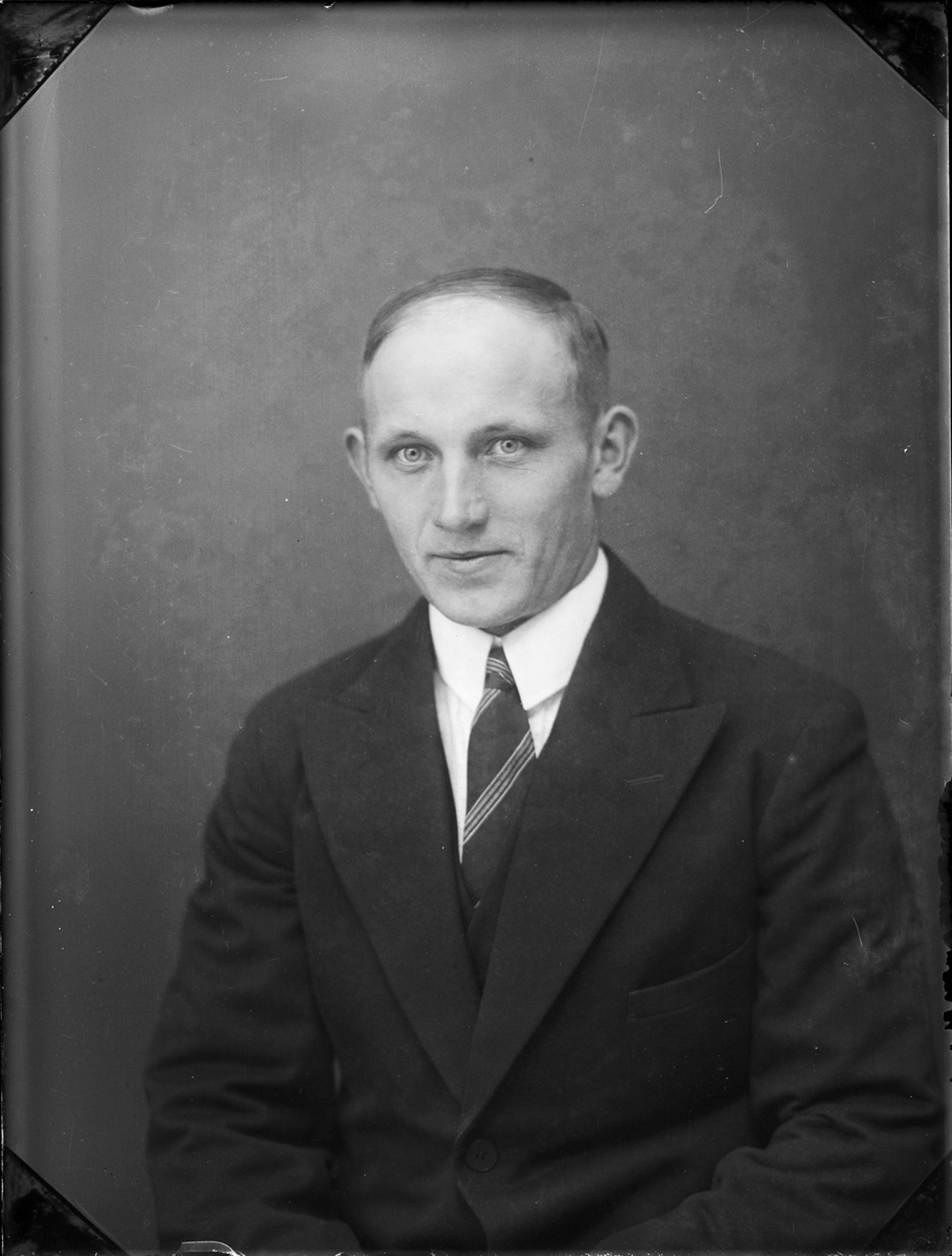 Skötsner-Edhlund, Ateljéporträtt - man, Östhammar, Uppland