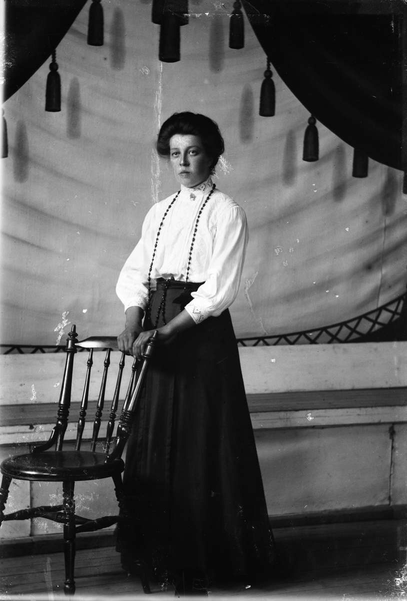 Oscar Holte, Portrett, person, klær,
