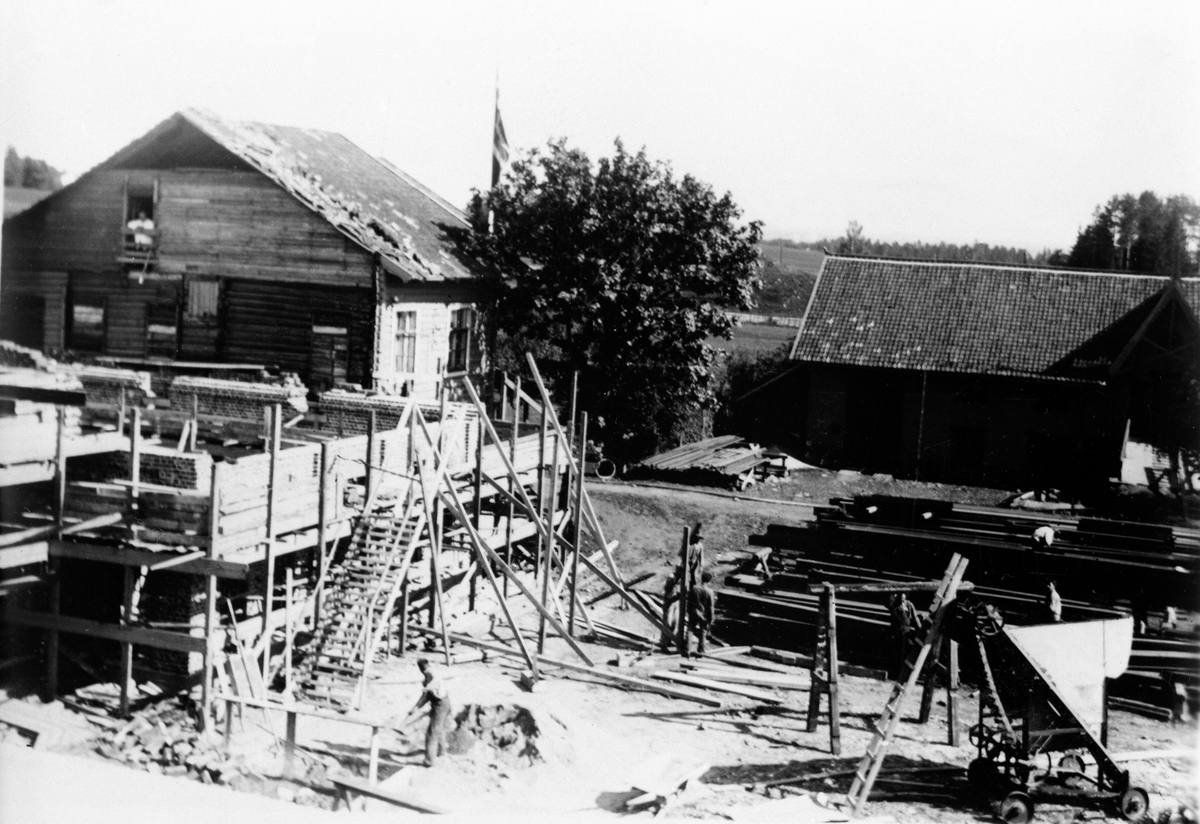 Anno Domkirkeodden, BYGGING AV MURBYGNINGEN PÅ LØTEN BRENNERI, LØITEN BRÆNDERI, BYGGESTILAS
