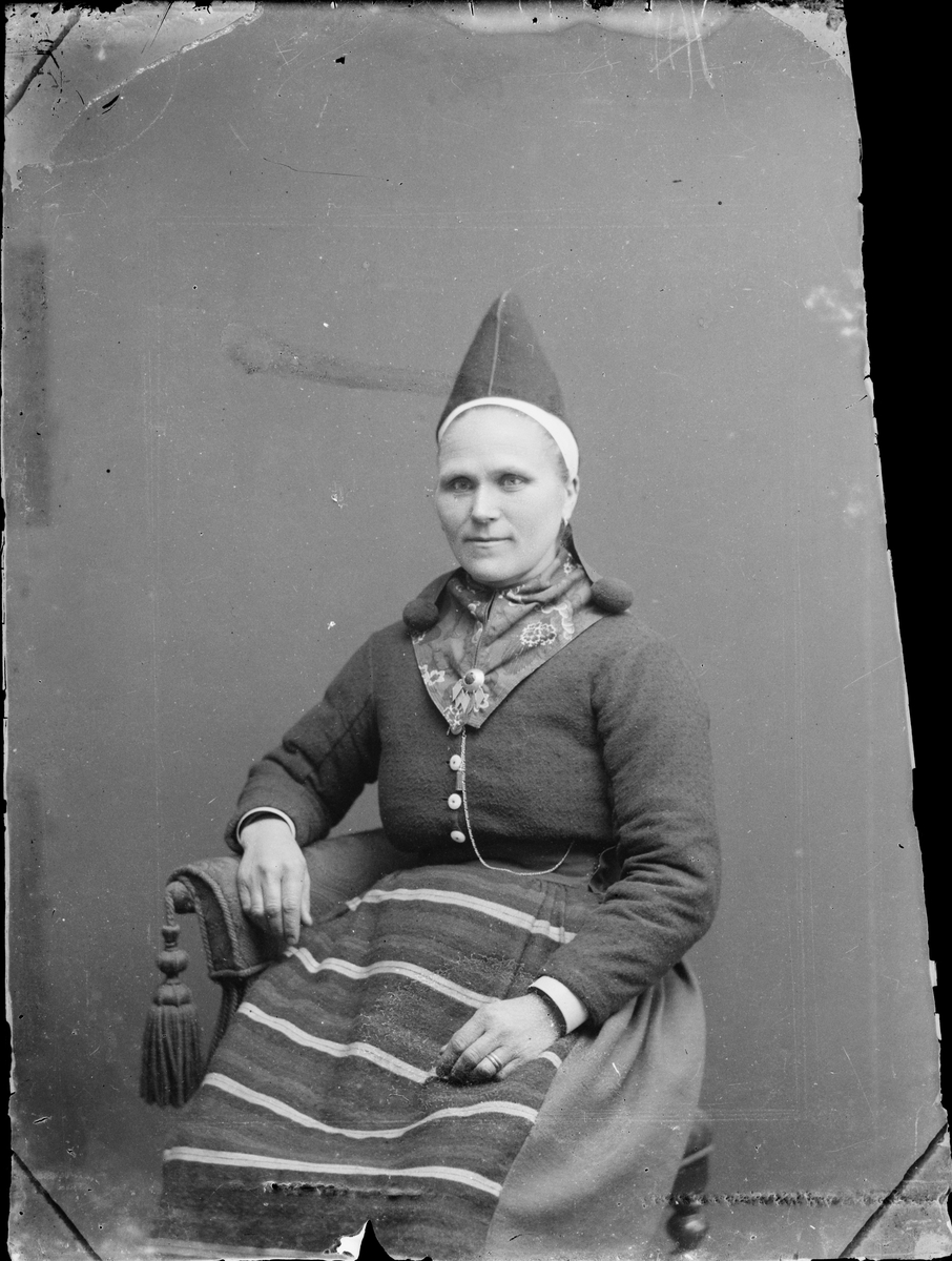 Skötsner-Edhlund, Ateljéporträtt - kvinna klädd i folkdräkt från Dalarna