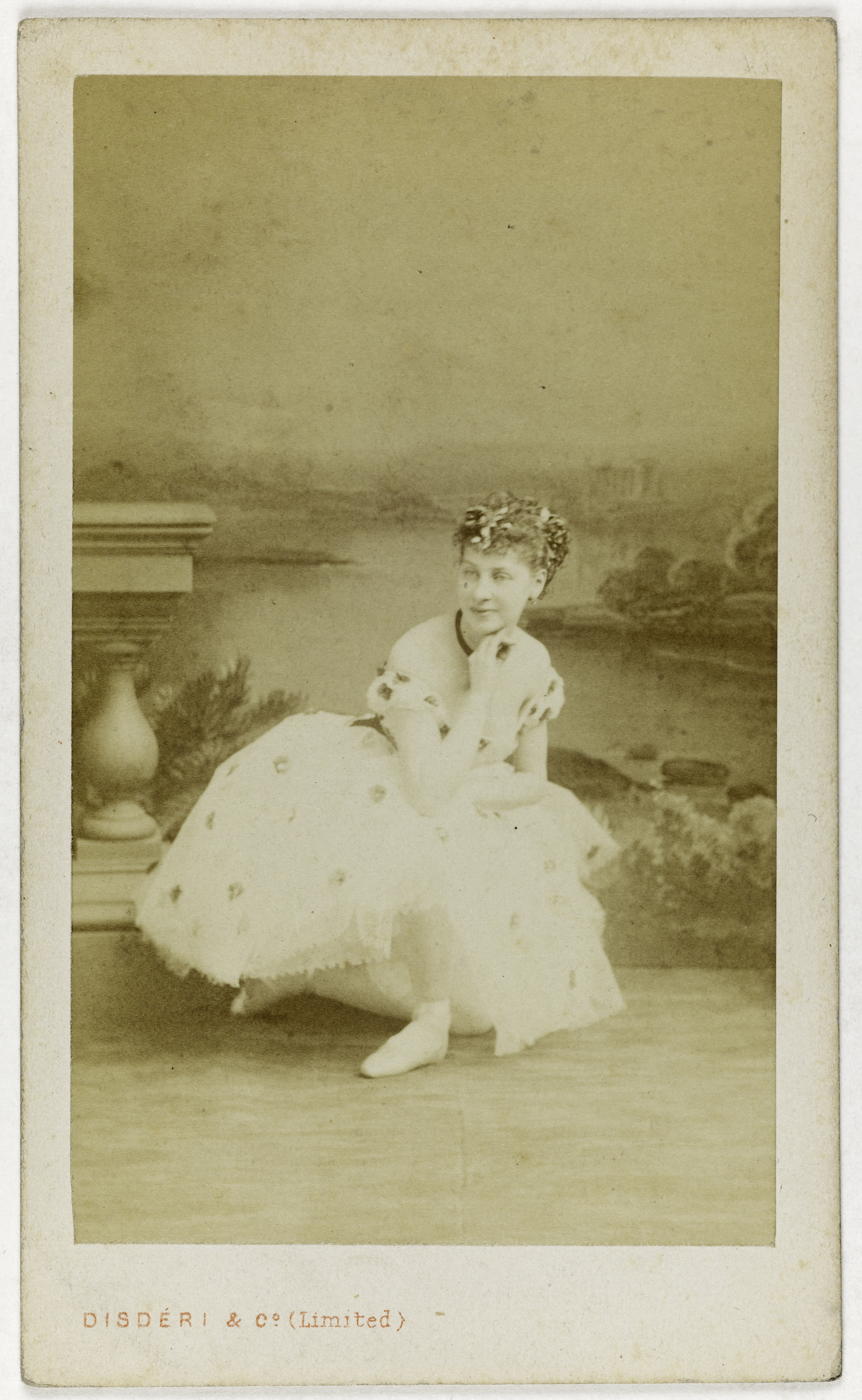 André-Adolphe-Eugène Disdéri, Portrait d'Esther Morris, danseuse à l'Opéra.