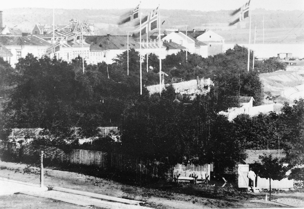 Hans Emil Erichsen, Stortorget, Strandgatehagene og jernbanebrygga. Unionsflagg. Utsnitt.