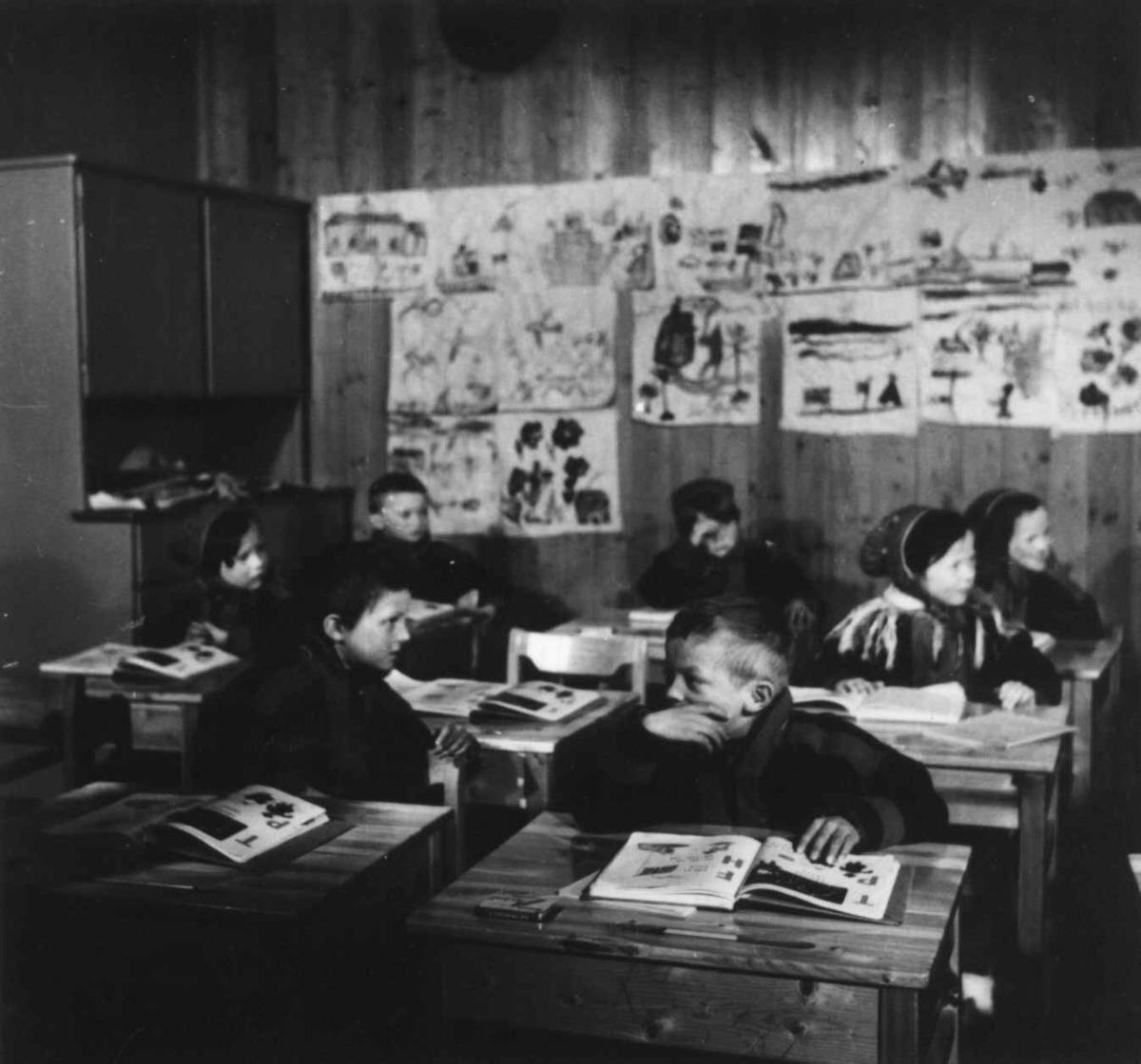 Virginia Raymond Davidson, Elever i klasserom ved Karasjok folkeskole. 1958.
