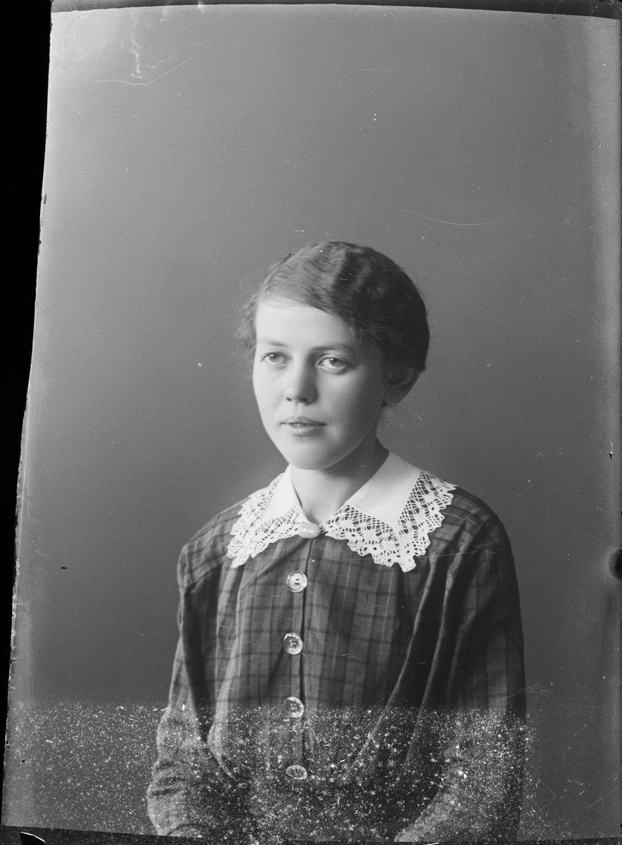Skötsner-Edhlund, Ateljéporträtt - flicka, Östhammar, Uppland