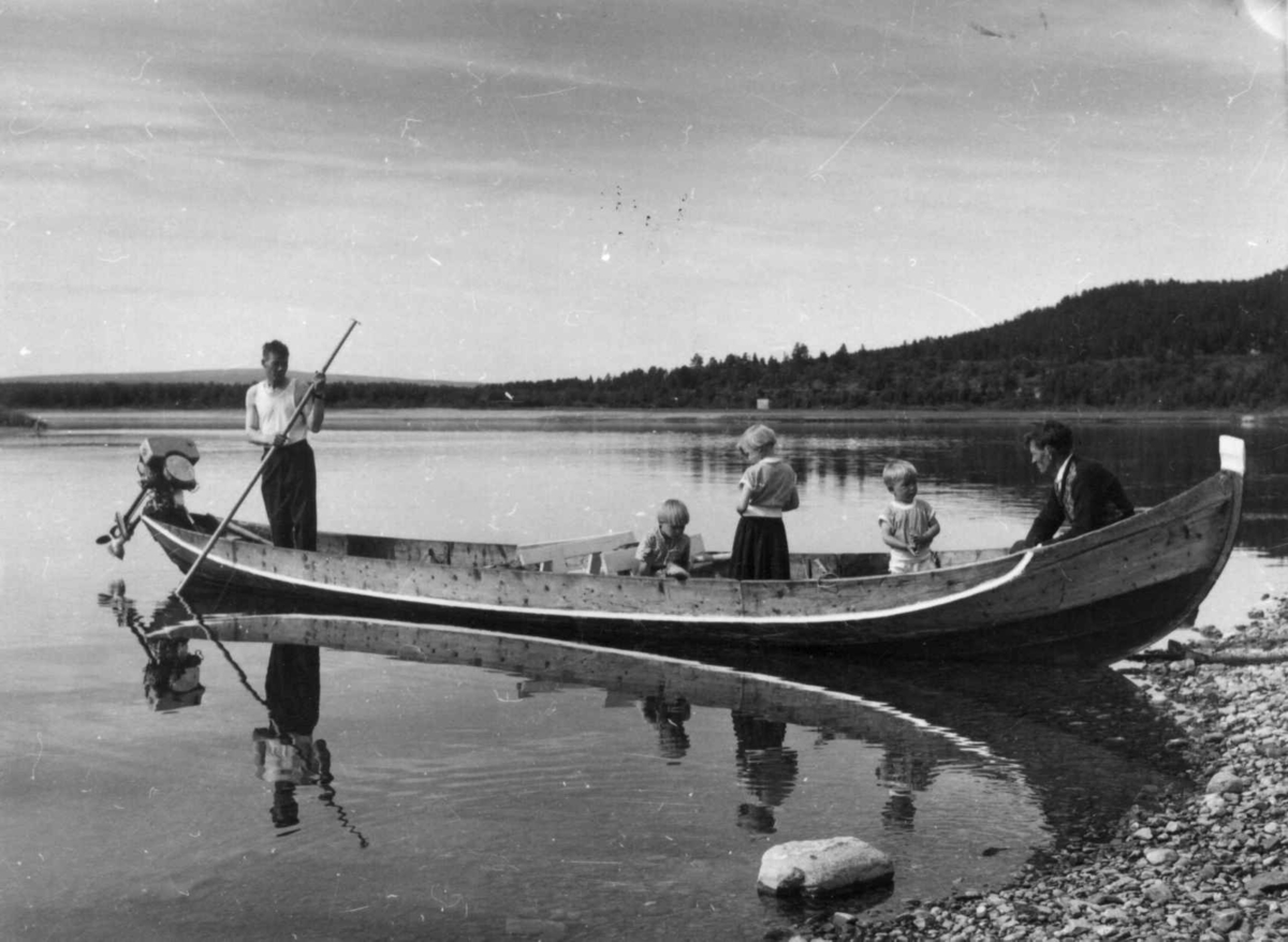 Virginia Raymond Davidson, Tre barn og to voksne i en elvebåt med påhengsmotor. Karasjok 1959.