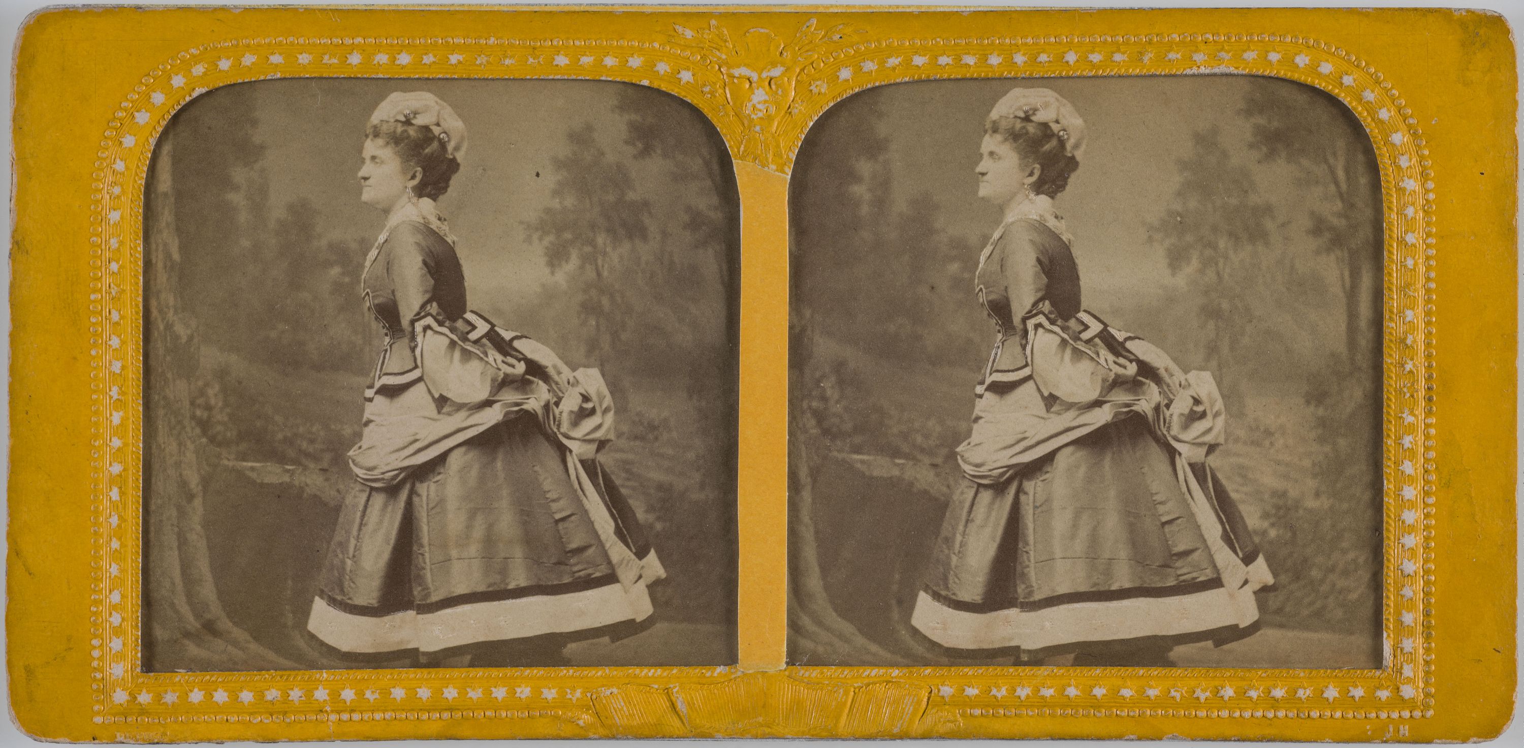 Anonyme, Portrait de Zulma Bouffar, actrice, les mains dans le dos (1843-1909)