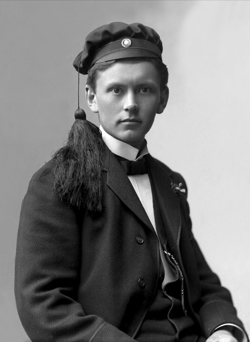 Gustav Borgen, Portrett, mann med studentlue. Tjensvold.