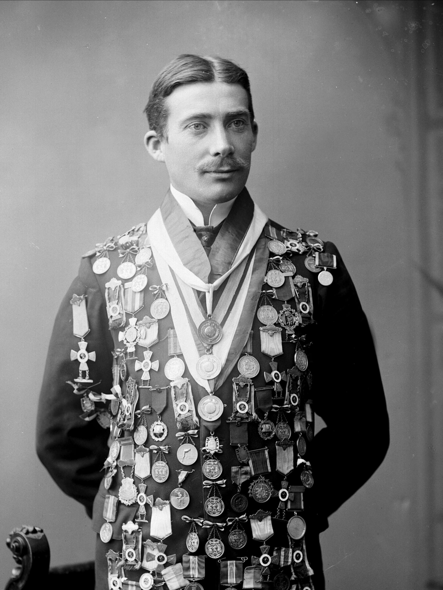 Gustav Borgen, Portrett, skøyteløper Gundersen med medaljer.