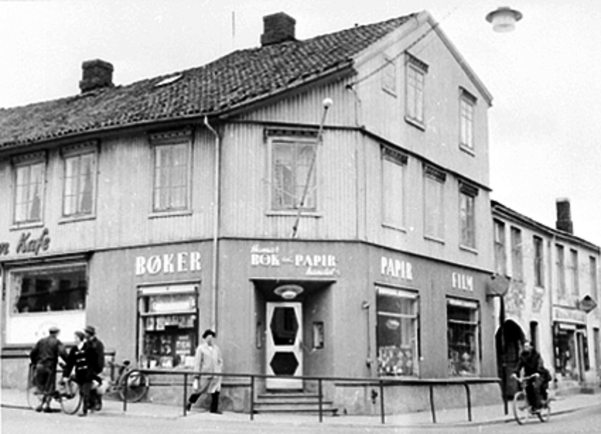 Anno Domkirkeodden, EKSTERIØR, HAMAR BOK OG PAPIRHANDEL, GRØNNEGATA 41. Bygget ble revet på slutten av 70-tallet for et nytt moderne bygg.