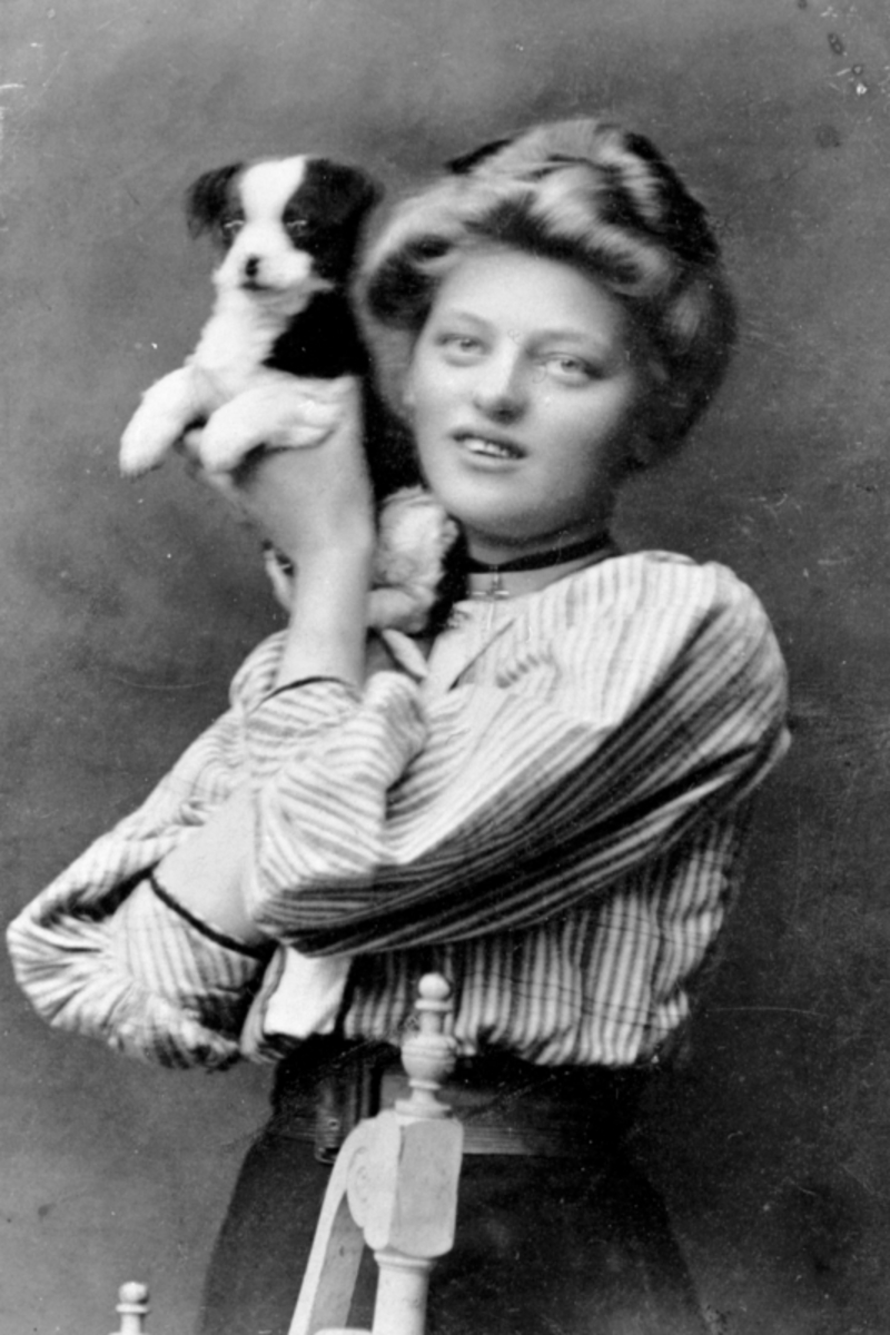 Anno Domkirkeodden, Ely Amalie Eskerud f. 1891 med hund. Eskerud, Helgøya.