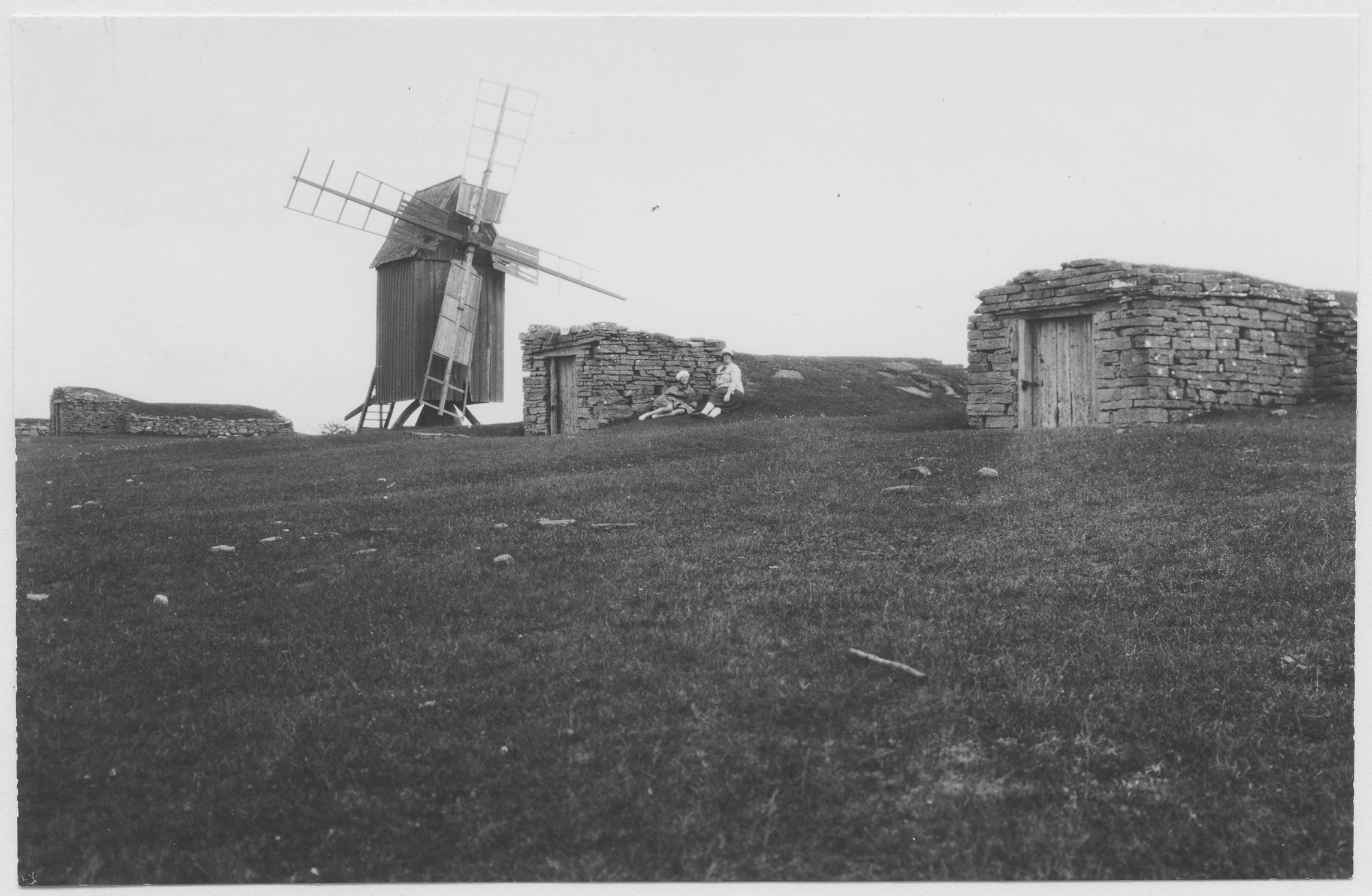 Mårten Sjöbeck, Eriksöre by, väderkvarn och kalkstenskällare