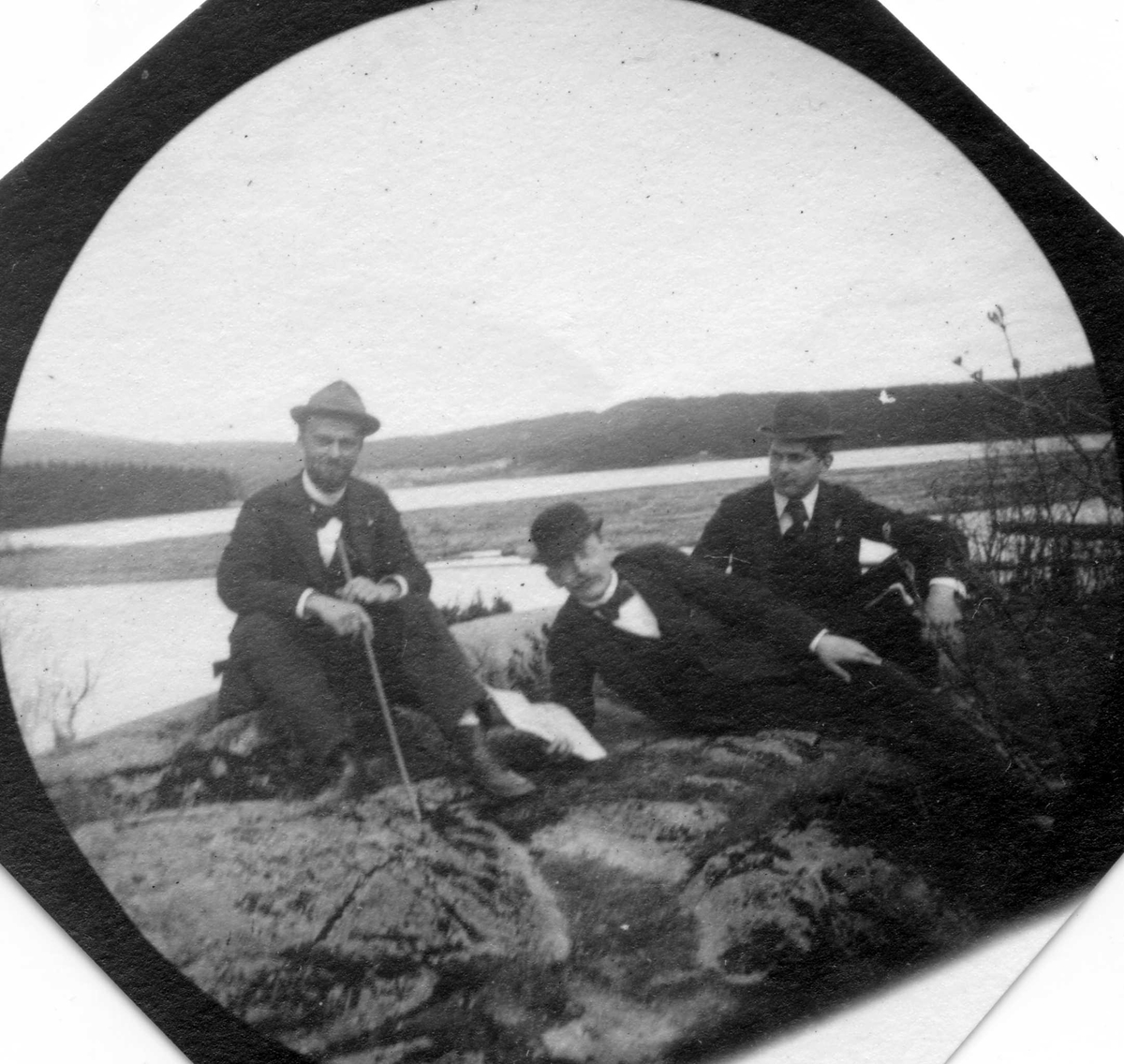 Fredrik Carl Mülertz Størmer, Tre menn sitter ved Sognsvann, Oslo. Fra venstre dr. Carda, Wien, professor Kristian Birkeland, og professor E.O. Lavett, Houston, Texas.