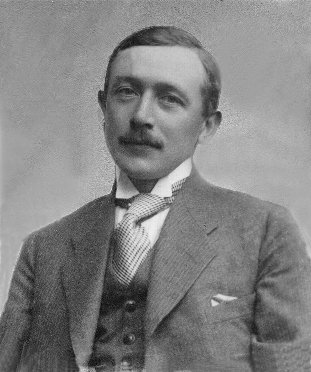 Gustav Borgen, Portrett, mann i lys dress. Grosserer Arne Henriksen junior.
