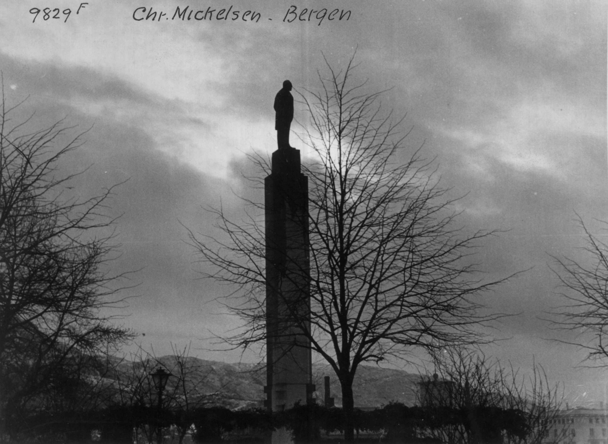 Anders Beer Wilse, Wilse original, Staue av Chr. Mickelsen, Festplassen