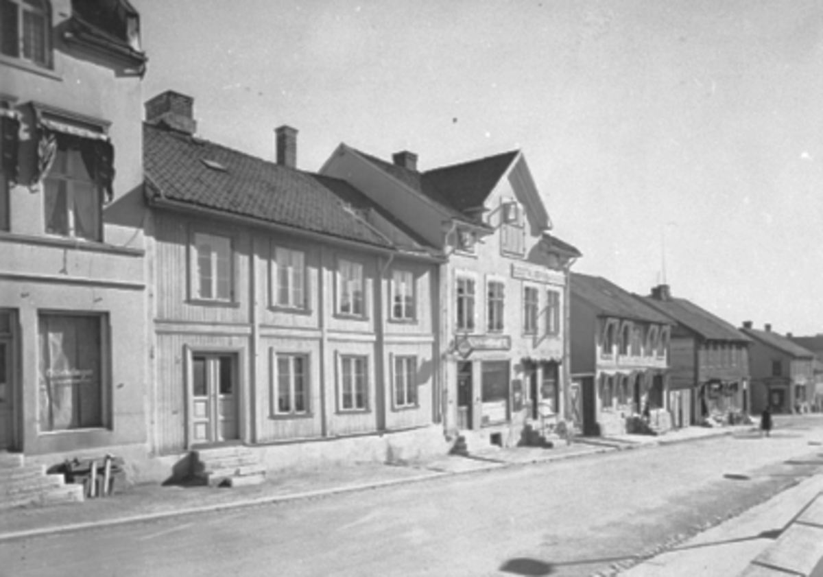 Anno Domkirkeodden, OVERSIKT FRA GRØNNEGATE 47-TIL GRØNNEGATE 33, ØSTLENDINGENS HAMARKONTOR, SÆHLIE TOBAKK, GODTKJØPSBASAREN, O. FUGLSETHS HANDELSGARTNERI, CENTRUM CAFE, JORUN STENSRUD, OPLAND RULLGARDINFABRIKK. Originalnegativ se No-16134-05