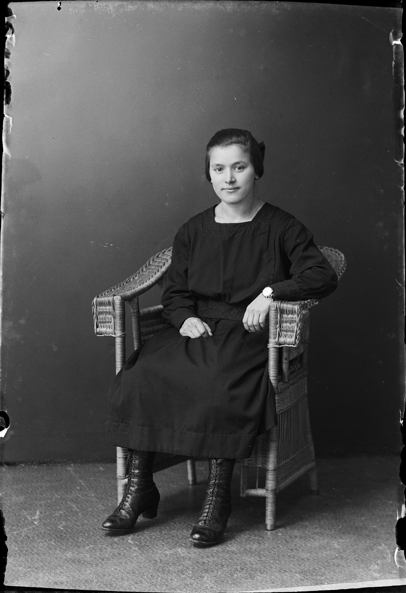 Skötsner-Edhlund, Ateljéporträtt - Stina Pettersson från Örsta Hökhuvud socken, Uppland 1923