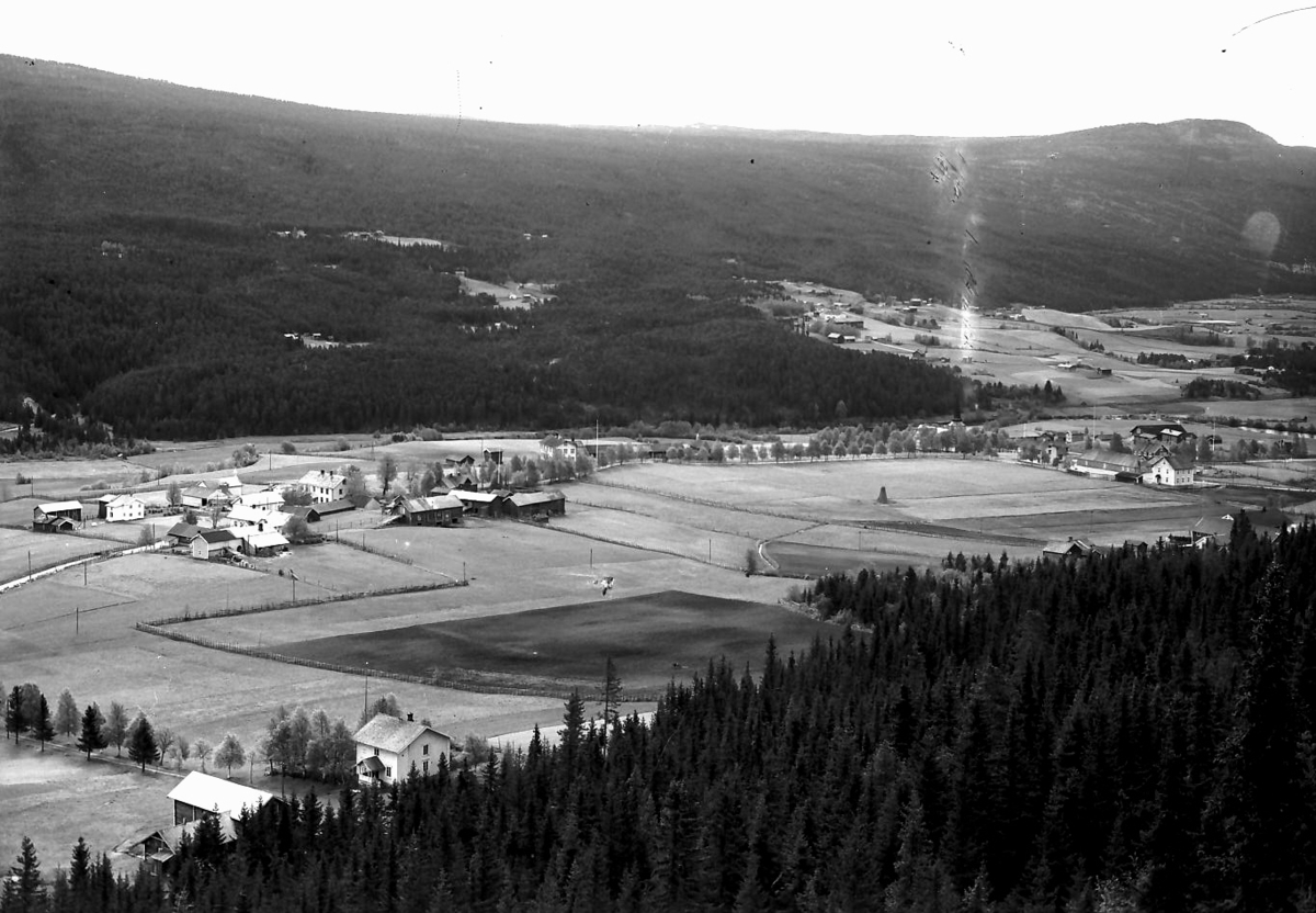 Per K. Lien, Sentrumsbebyggelse i Øvre Rendal, oversiktsbilde fra vest.