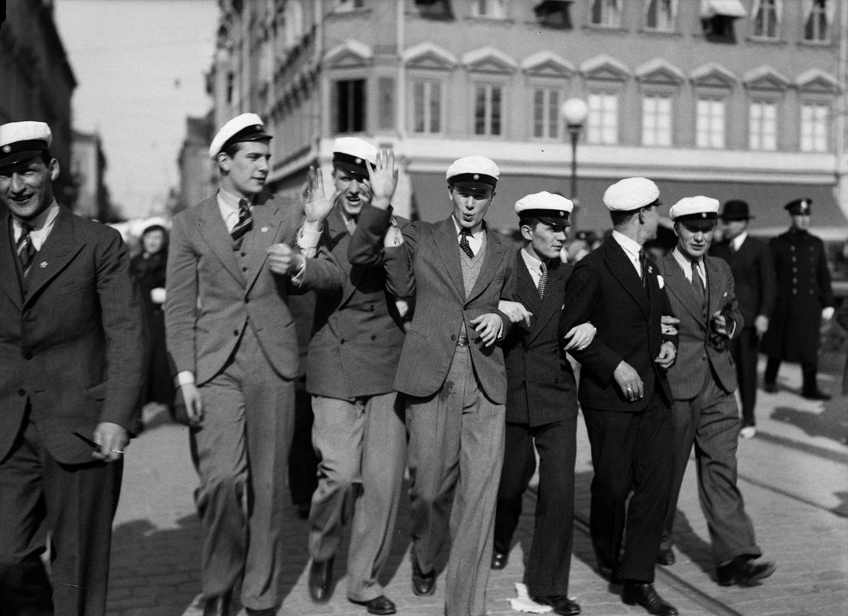 Paul Sandberg, "Studenternas hyllning till våren" - studenter firar "sista april", Drottninggatan, Uppsala 1934