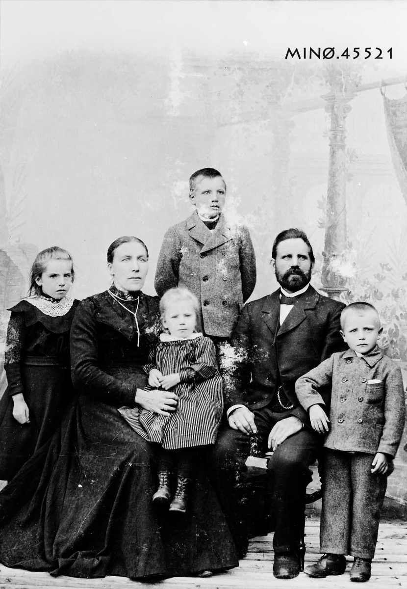 Henrik Augustinsson Stinessen, Klokkarrønningen. Ola Toreson f. 1862, med kona Marit Avlesdatter, f. 1865, med fire barn