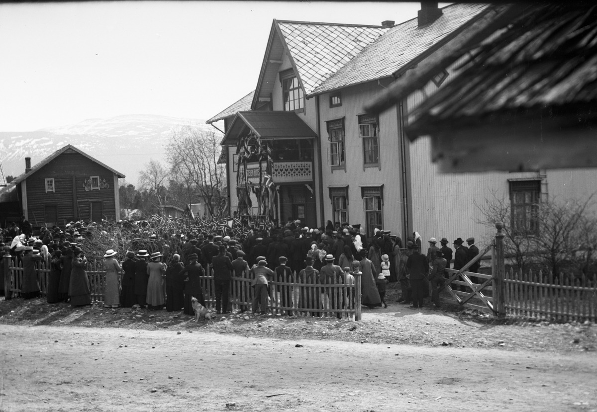 Anders O. Sørhuus, 17.maitog foran Steien hotell