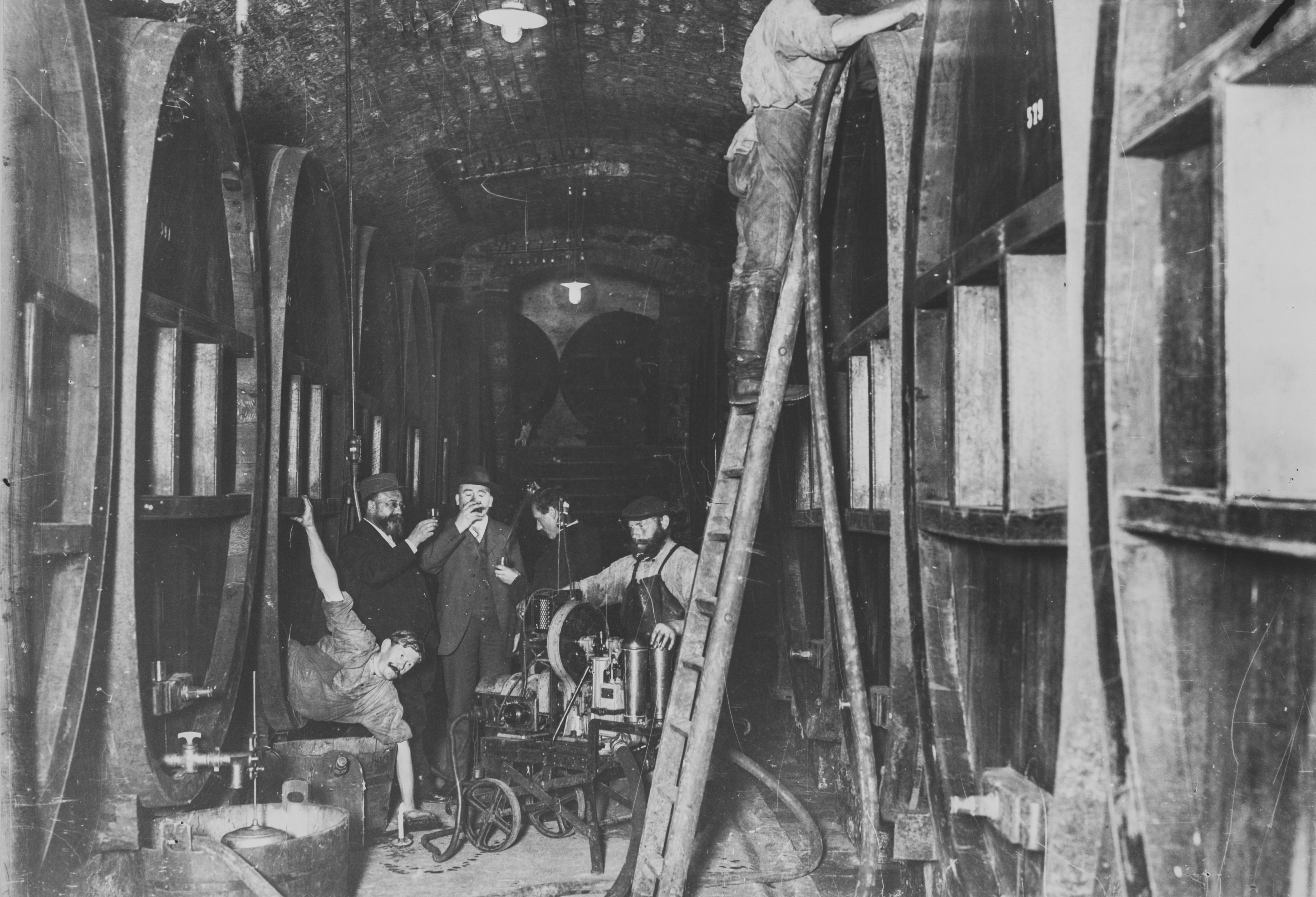 Heinrich Strieffler, Historische Fotografie: Kellerarbeiten um 1900, Fassreinigung