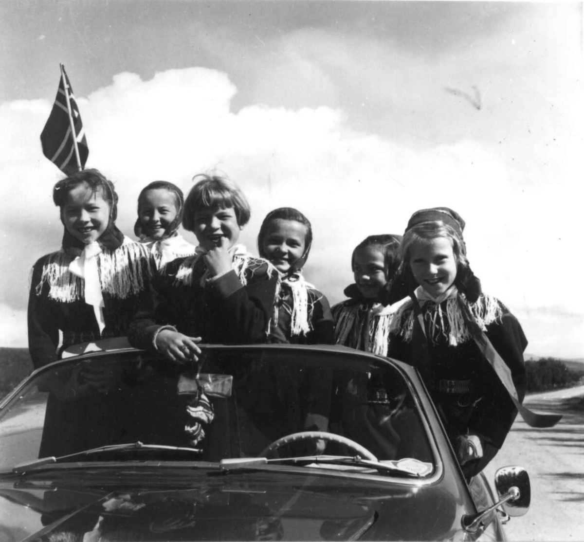 Virginia Raymond Davidson, Karasjokbarn i bil under kongens besøk i Karasjok juli 1959.