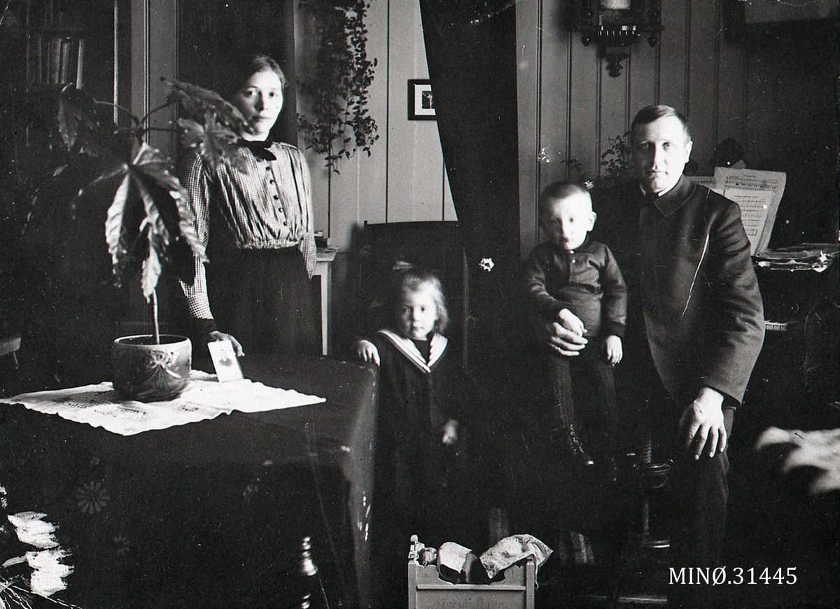 Iv. Olsen, Familiebilde.