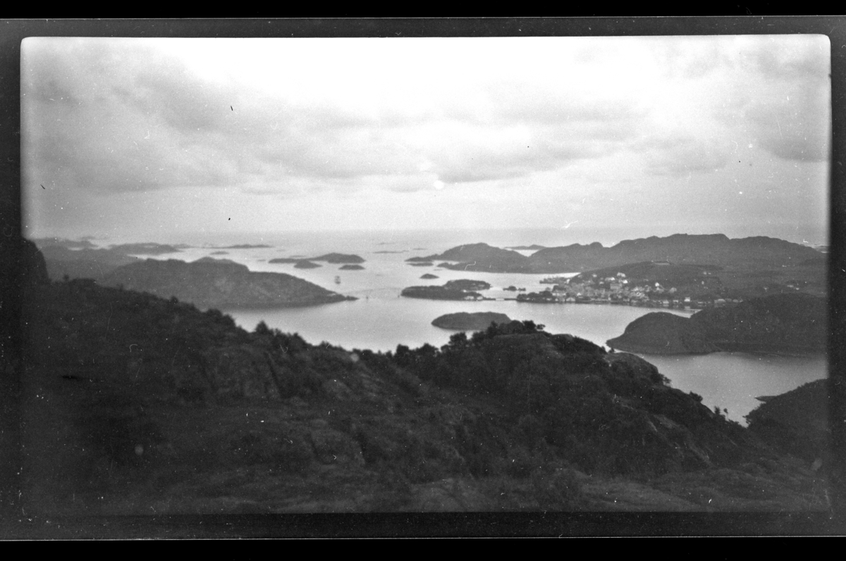 Rolf Sr. Sundt, Utsikt over skjærgården fra Snabbeheia i Herad. Farsund til høyre i bildet. Fotografert juli 1932.
